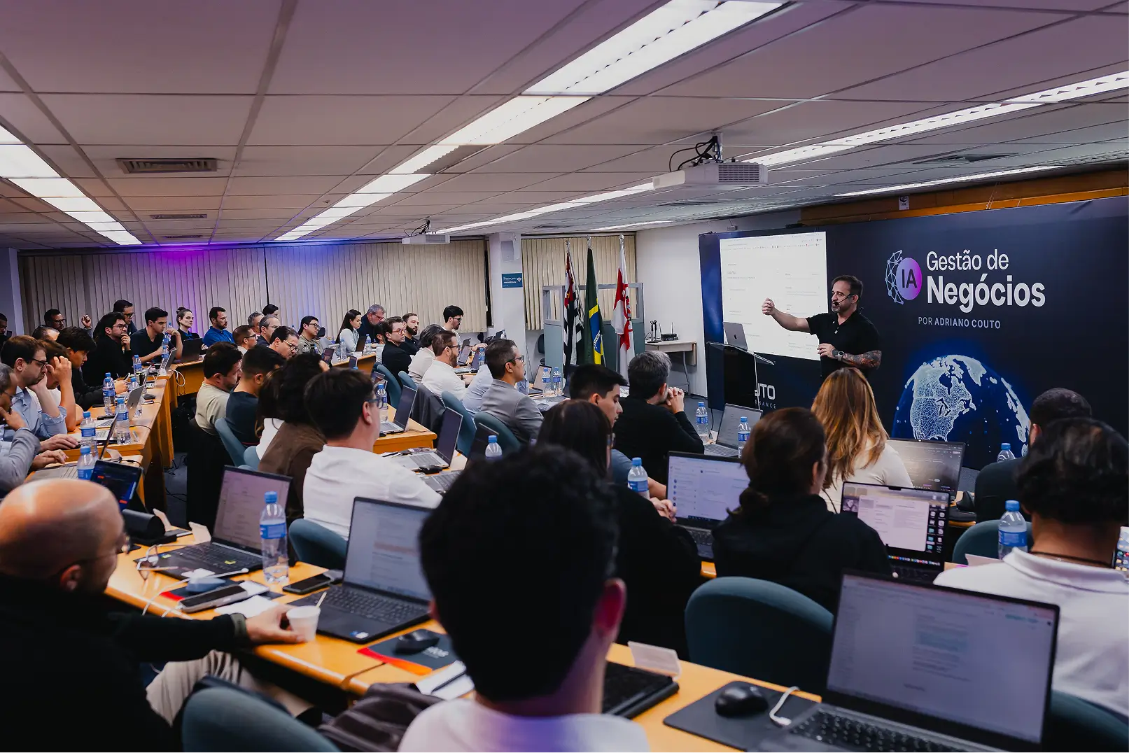Turma da Imersão Gestão de Negócios com IA em aula presencial com Adriano Couto