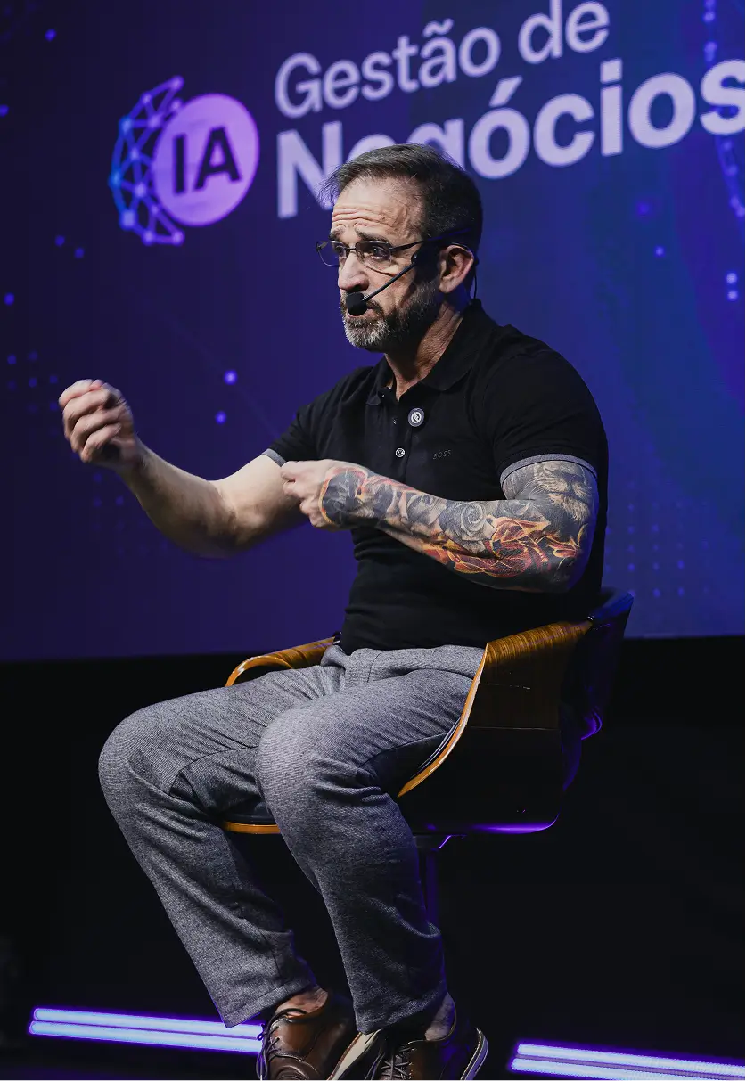 Adriano Couto durante a imersão, explicando em frente ao painel Gestão de Negócios com IA